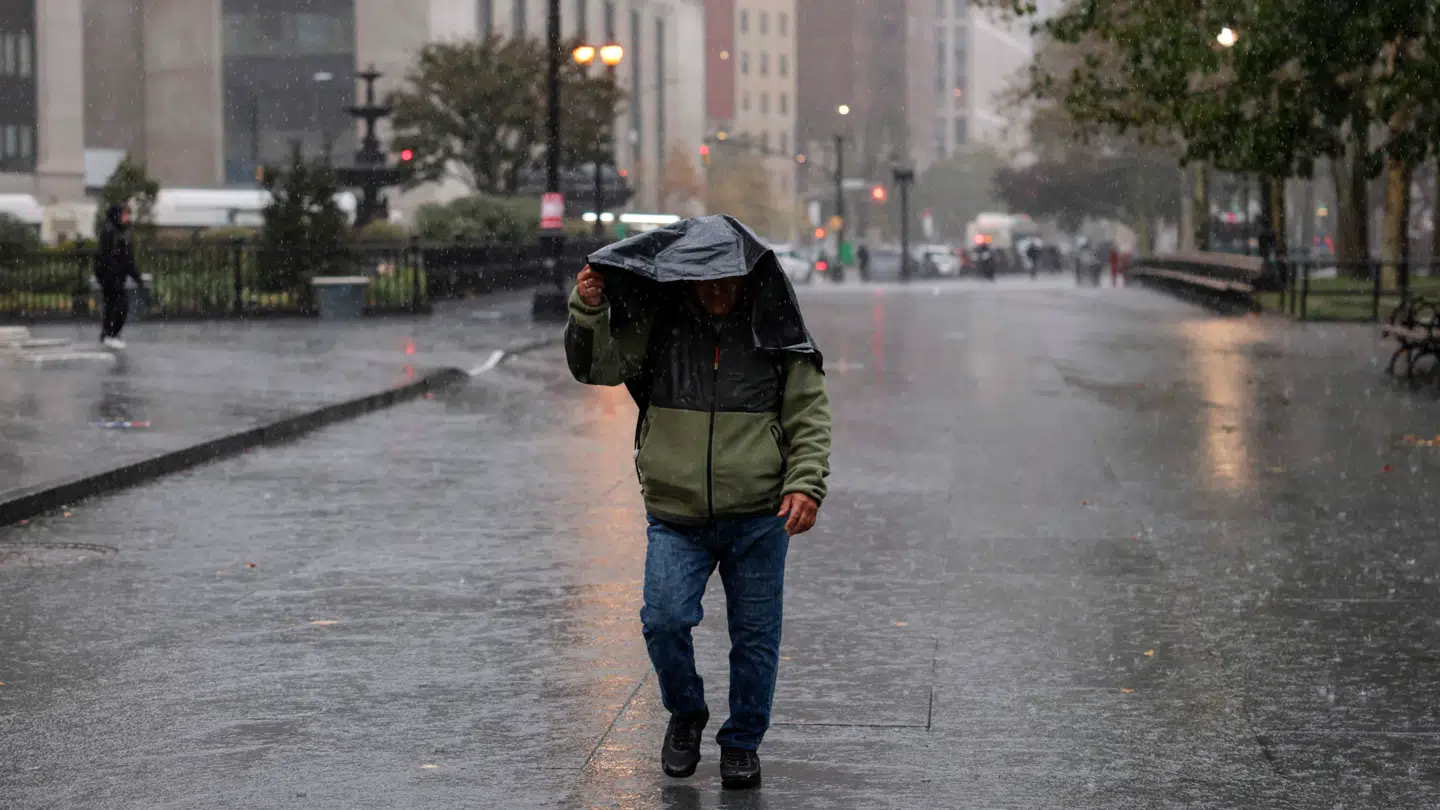 Her ses en person gå ude i den kraftige regn i New York City torsdag.