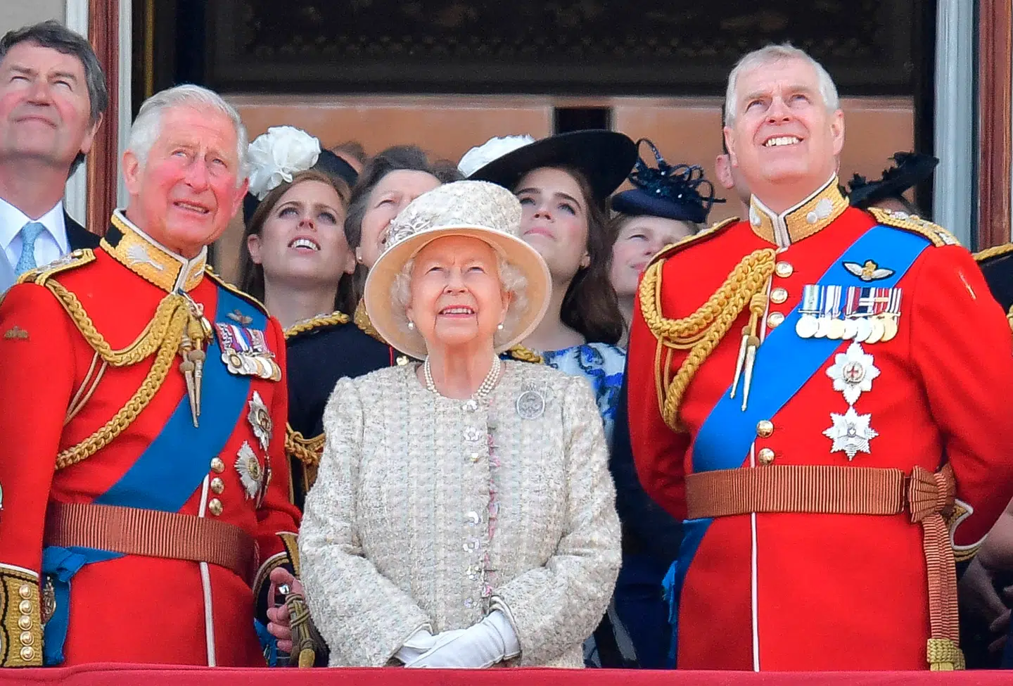 ARKIVFOTO af daværende prins Charles. dronning Elizabeth og prins Andrew på balkonen ved Buckingham Palace i 2019.