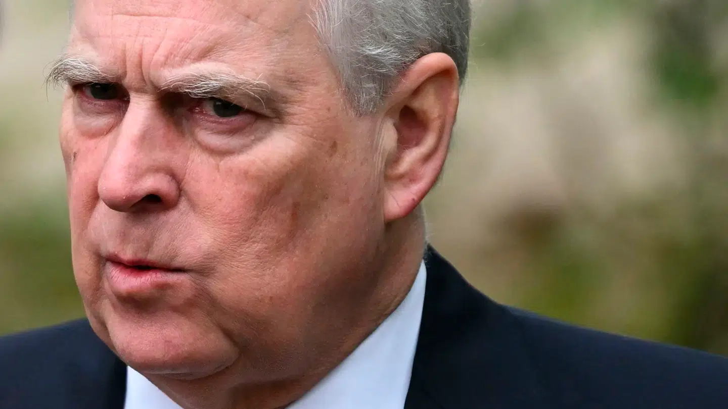 Prins Andrew mister både titlen som prins og sin royale residens, oplyste det britiske kongehus - Buckingham Palace - torsdag.