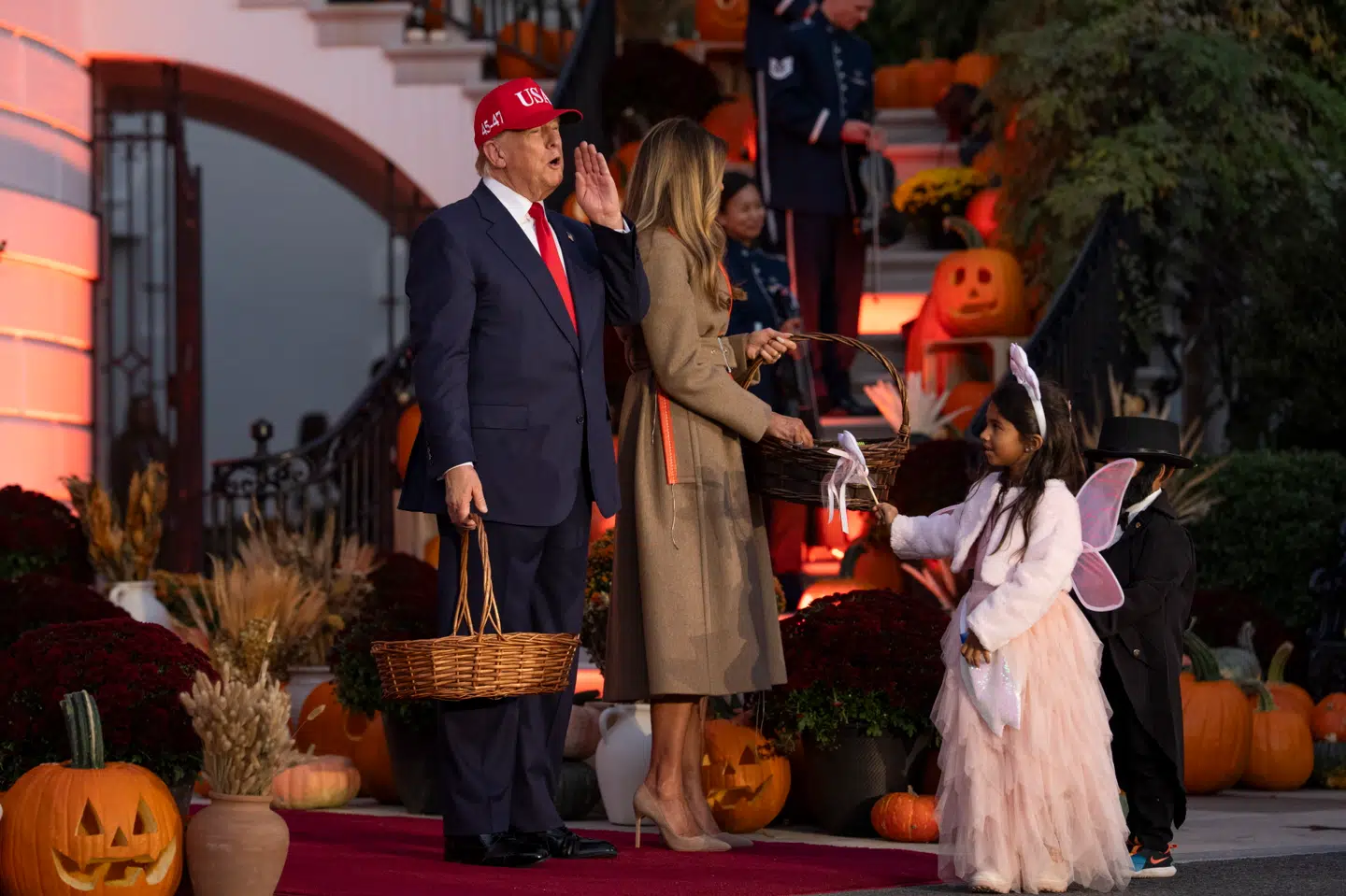 USAs præsident, Donald Trump, deler sammen med sin hustru, Melania, slik ud til børn ved Det Hvide Hus i anledningen af halloween.