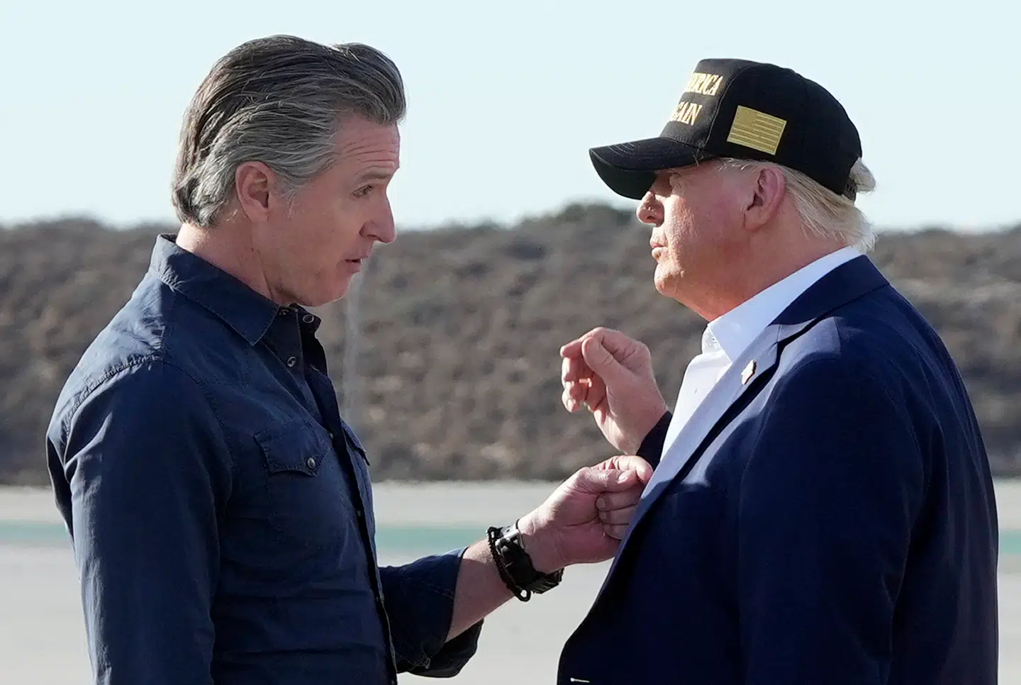 Gavin Newsom (tv) er en af Donald Trumps mest markante politiske modstandere. Her ses de to i en samtale i lufthavnen i Los Angeles efter Trumps ankomst 24. januar 2024.