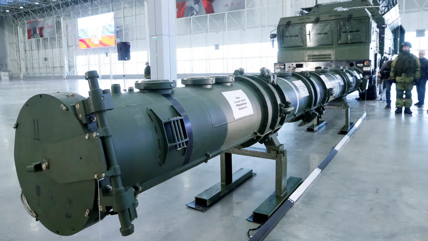 ARKIVFOTO. Komponenter til krydsermissilsystemet SSC-8/9M729 ses her udstillet under en pressebriefing arrangeret af det russiske forsvars- og udenrigsministerium i 2019.