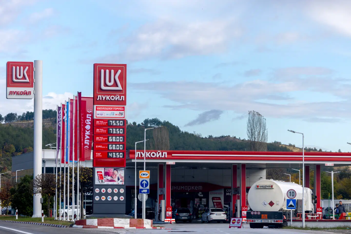 Lukoil driver et net af tankstationer i omkring 20 lande, heriblandt i Nordmakedonien (billedet), hvor selskabet har 40 tankstationer og et olielager.