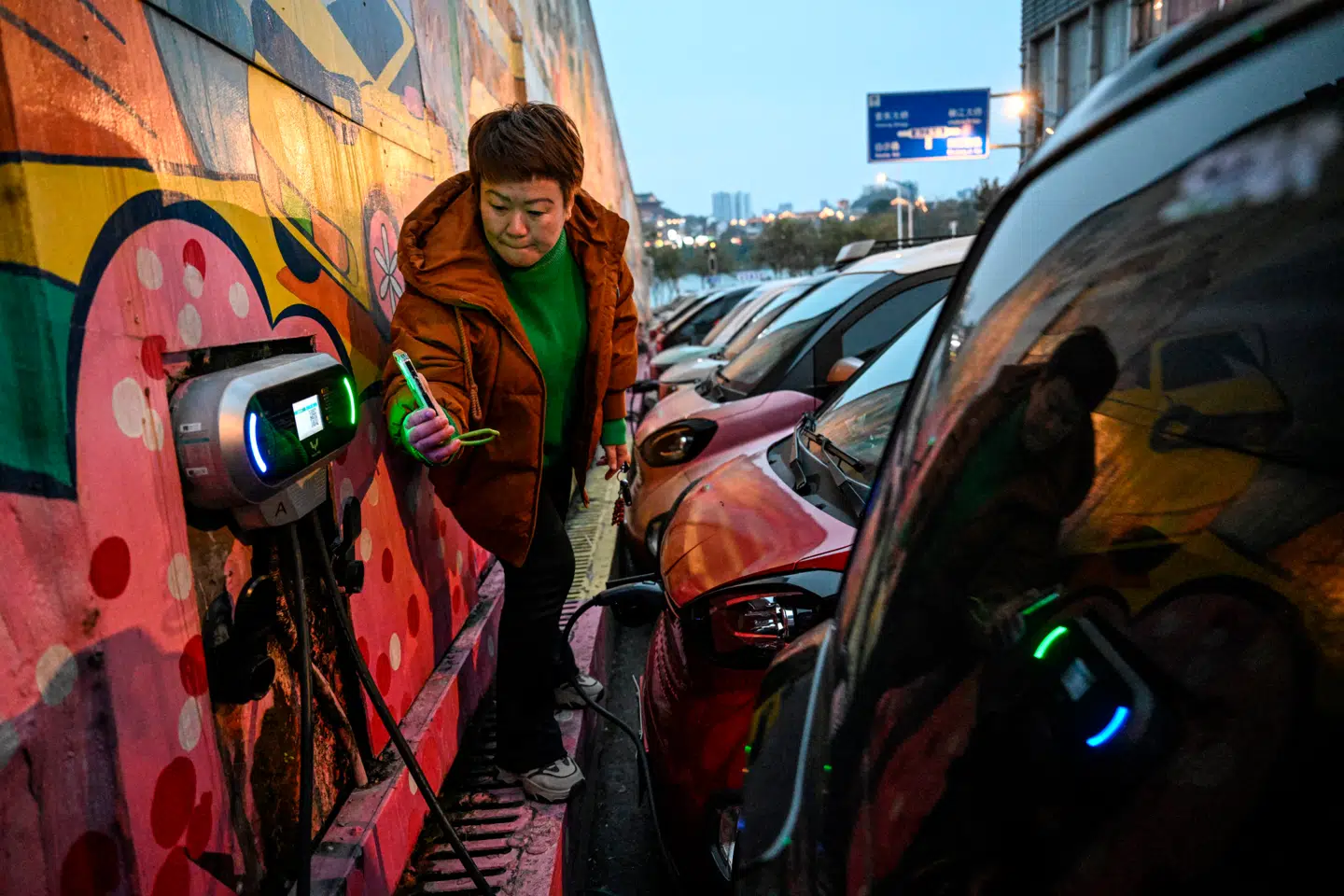 Halvdelen af alle nye biler, der er solgt i Kina i år, er nu elbiler. Det ses i bybilledet – og kan nu også aflæses i benzinsalget.