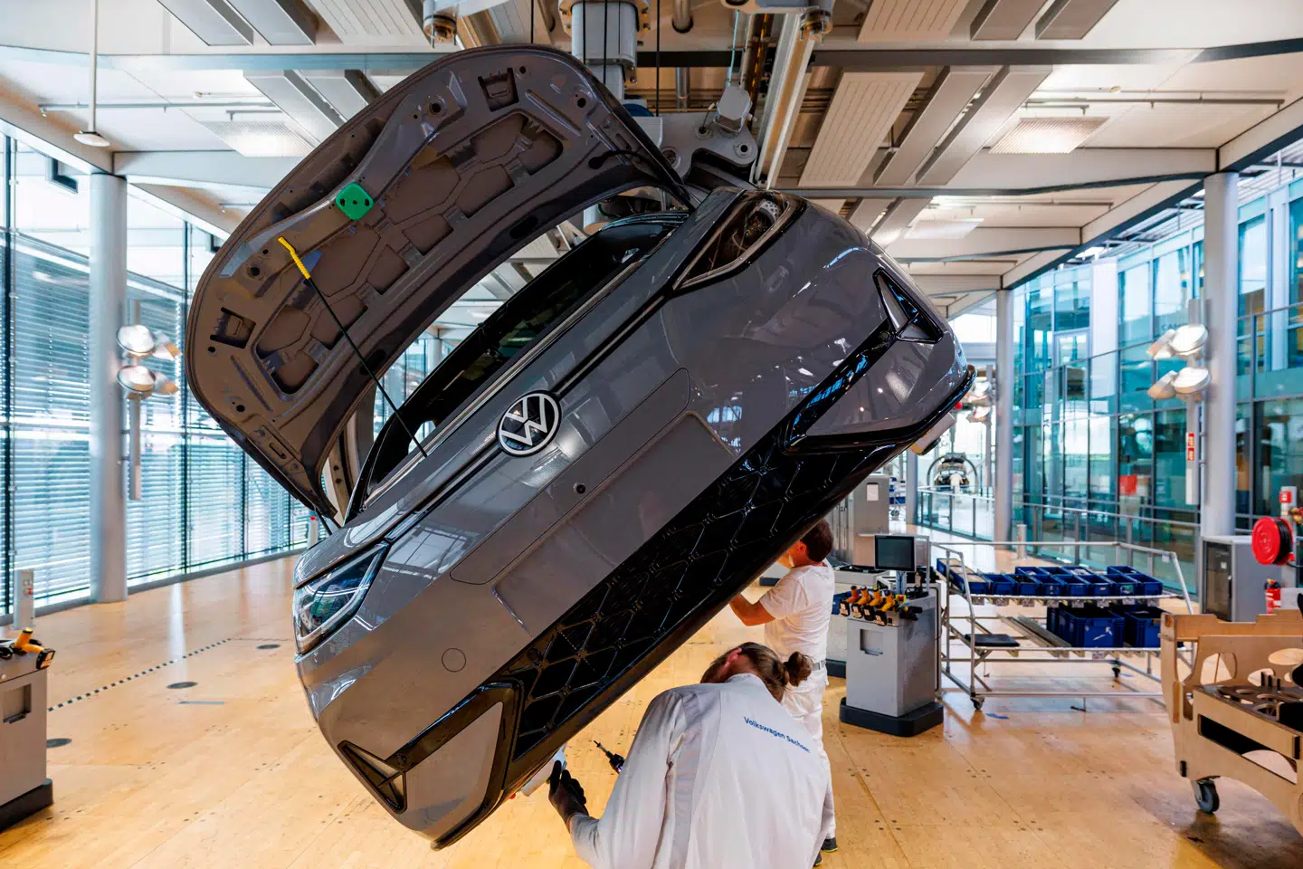 Volkswagen præsenterede i denne uge sit første underskud siden foråret 2020. Det er Donald Trumps straftold, der slår hårdt. Her er samlearbejdet på en ID.3-elbil i gang på Volkswagens fabrik i Dresden i det østlige Tyskland.