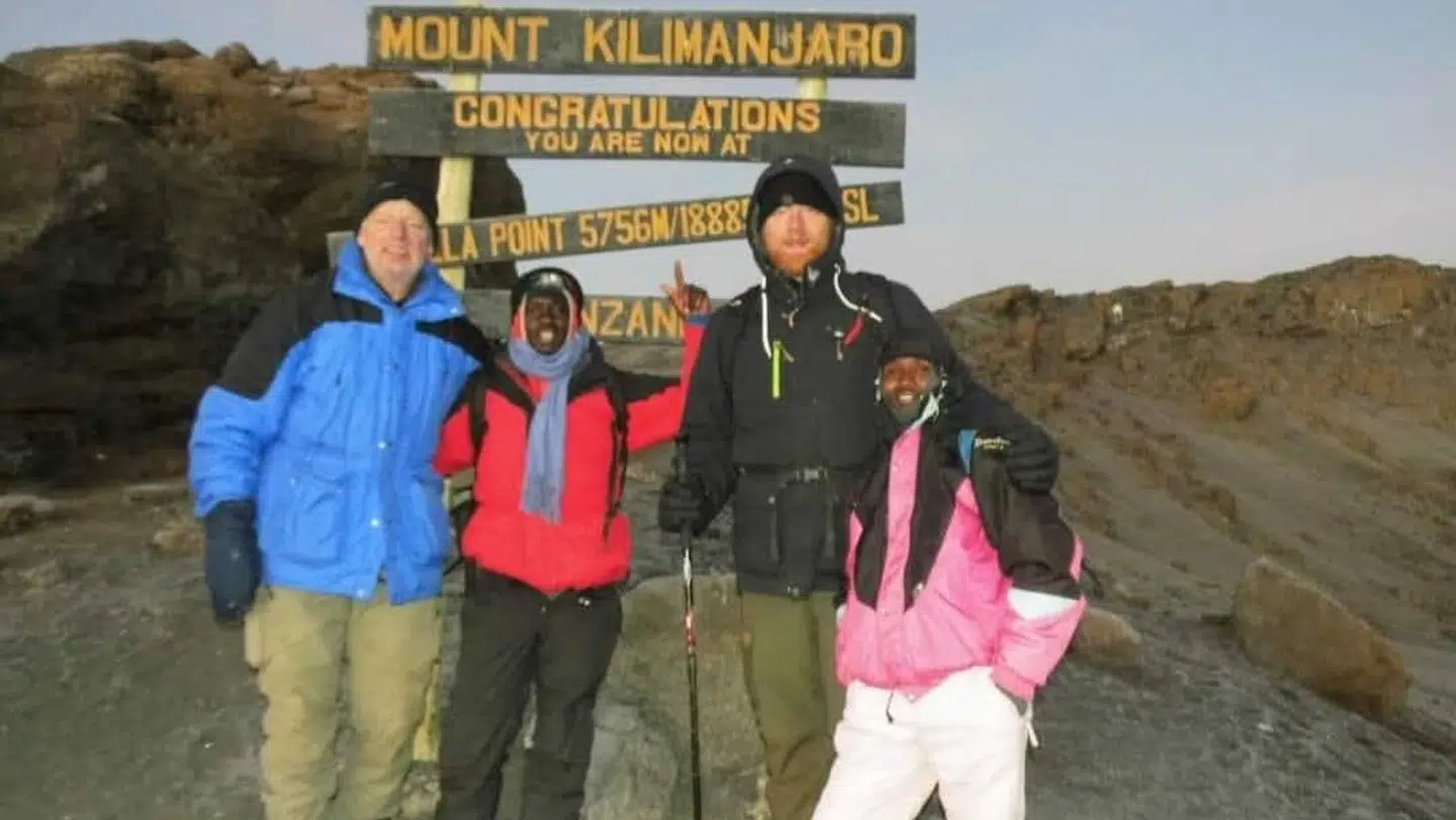 Sammen med sin søn, besteg Frank Helge Hytten i 2015 Kilimanjaro.