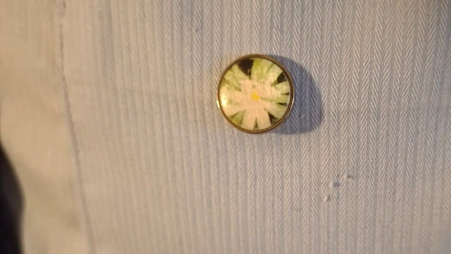 I 2022 fik Frank Helge Hytten Erantisprisen for at bryde tabuet og tale højt om inkontinens. Hver morgen sætter han nålen på sit brystlomme.