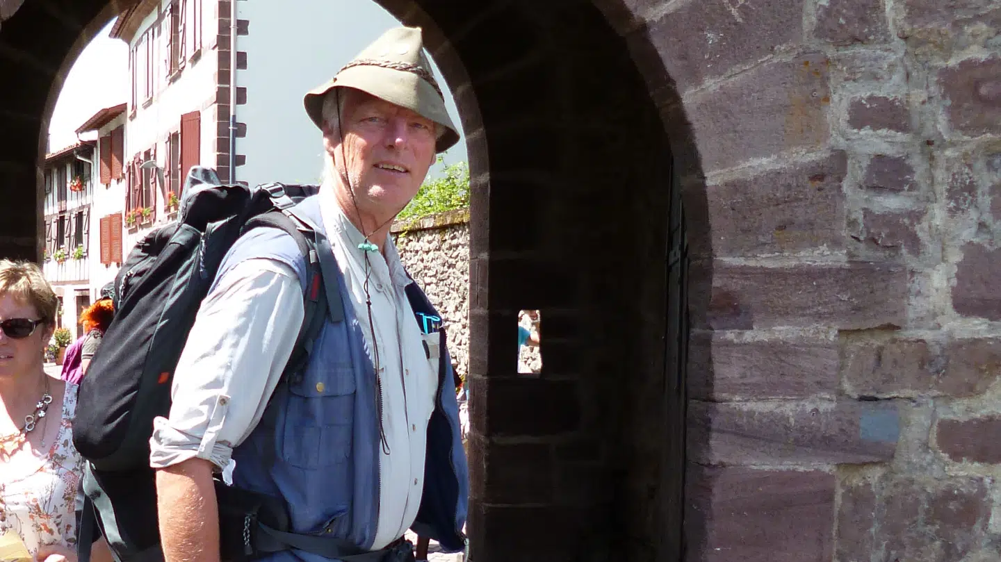 Iført hat og rygsæk med plads til bleer og uridomer, har Frank Helge Hytten rejst over hele verden. Her er han på Caminoen i det sydlige Frankrig.