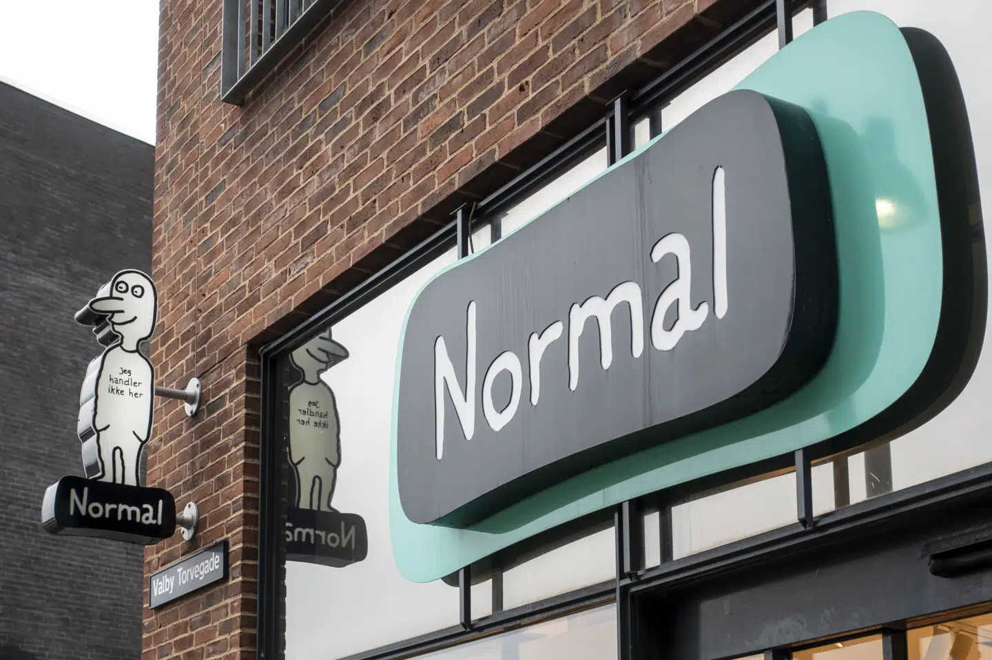 Butikskæden Normal er vokset langt ud over landets grænser og findes nu i en lang række europæiske lande. Denne butiksfacade stammer dog fra Valby. (Arkivfoto).