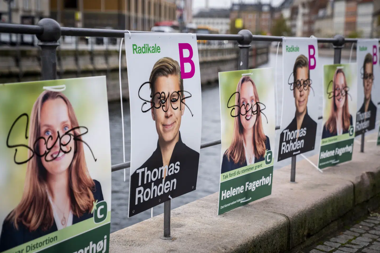 Politiet har frem til og med 29. oktober fået 67 anmeldelser om tyveri af eller hærværk mod valgplakater til kommunal- og regionalvalget i november. Her ses plakater med graffiti i København torsdag.
