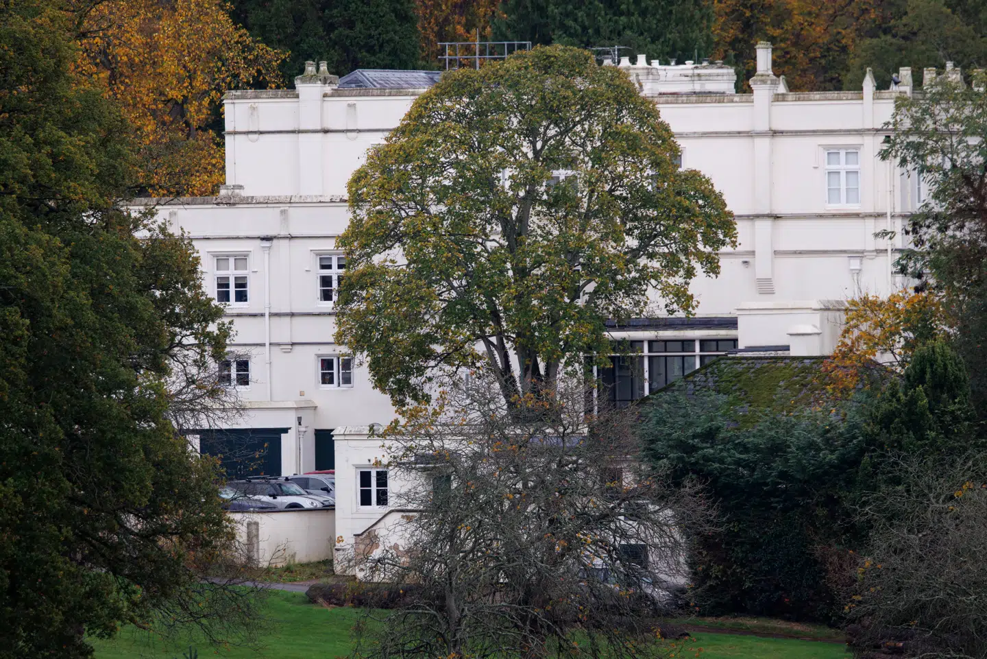 Det privatliggende Royal Lodge har i mere end to årtier været hjem for prins Andrew og hans familie. Men nu har hans storebror kong Charles forvist ham fra de kongelige Windsor-ejendomme i London.