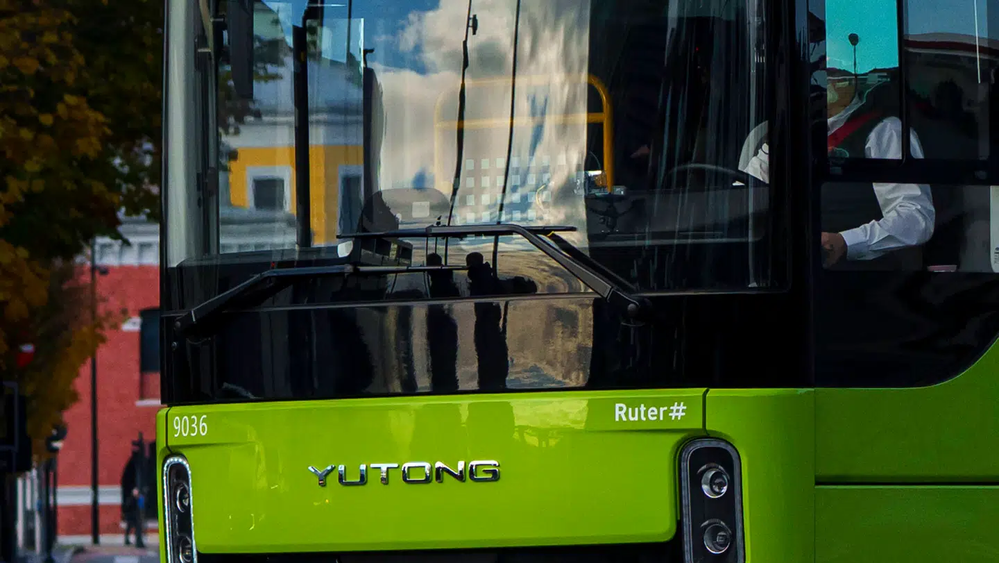 Her ses en Yutong-bus på gaden i Norges hovedstad, Oslo. Også herhjemme kører der mange busser fra det kinesiske firma – og det er et problem, mener toppolitiker.