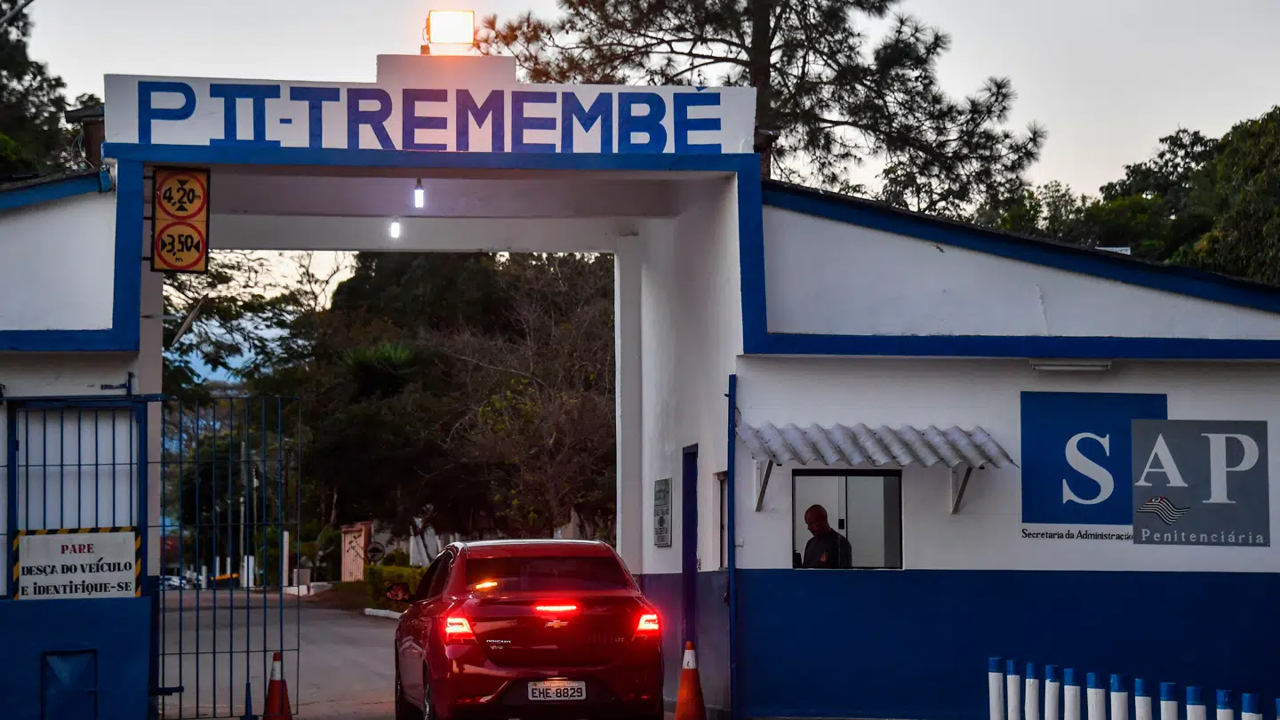 I udkanten af den brasilianske storby ligger et fængsel, hvor kendte og drabsmænd sidder bag tremmer.