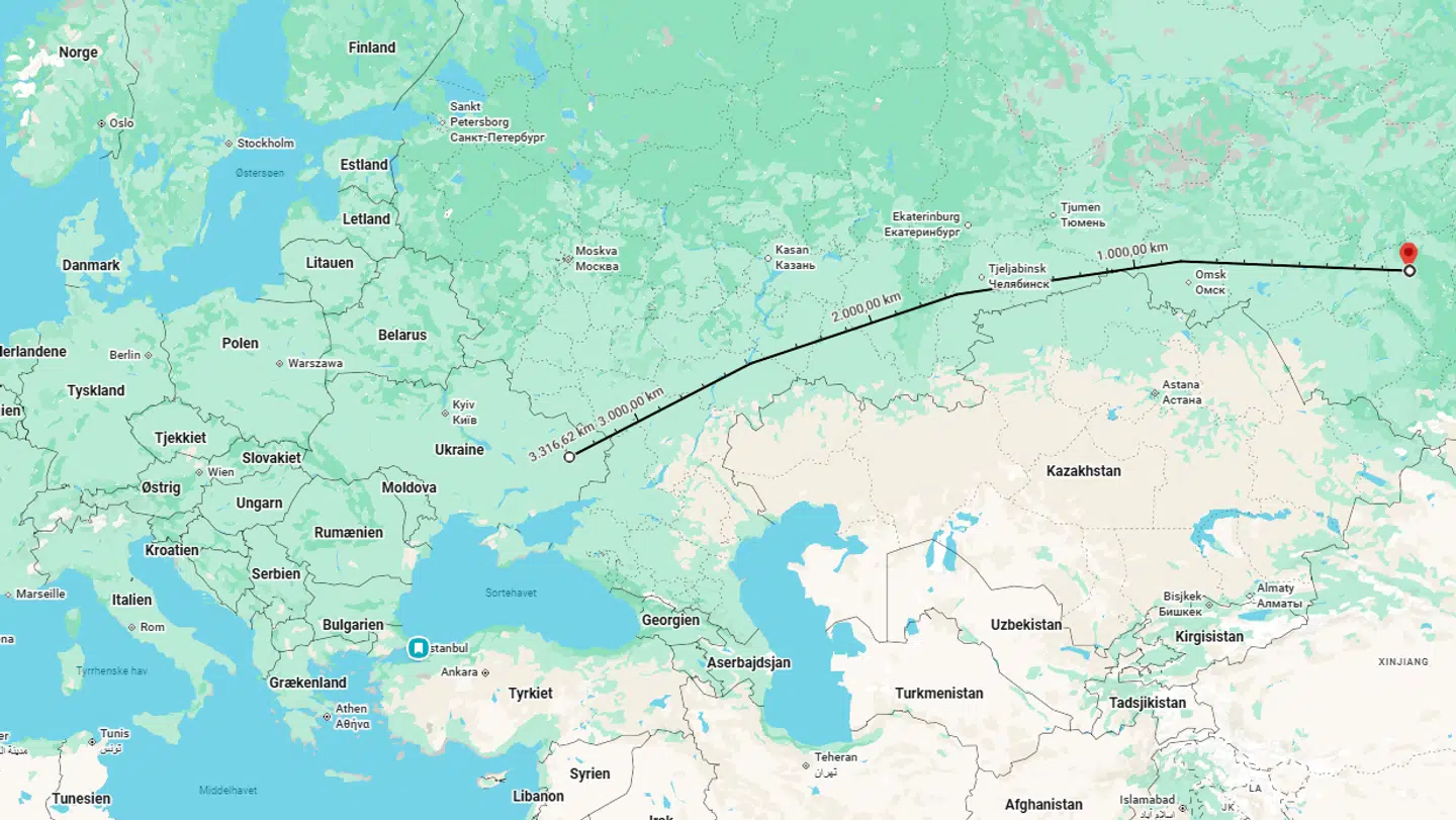 Linjen viser, hvor langt væk fra frontlinjen den russiske oberst blev dræbt - i alt omkring 3.300 kilometer væk.