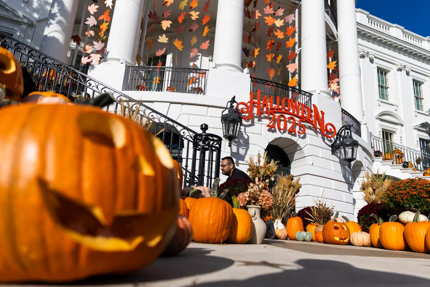 Årets halloweenudsmykning på Det Hvide Hus byder selvfølgelig også på græskar i massevis.