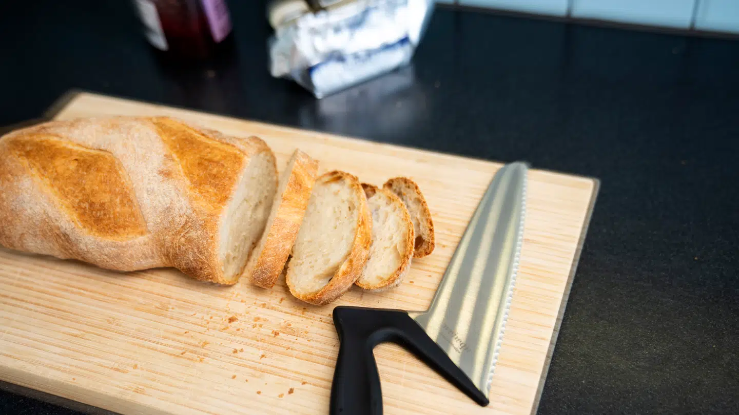 Brødet er blevet meget dyrere, men kornet er faldet i pris. Nu forklarer ekspert.