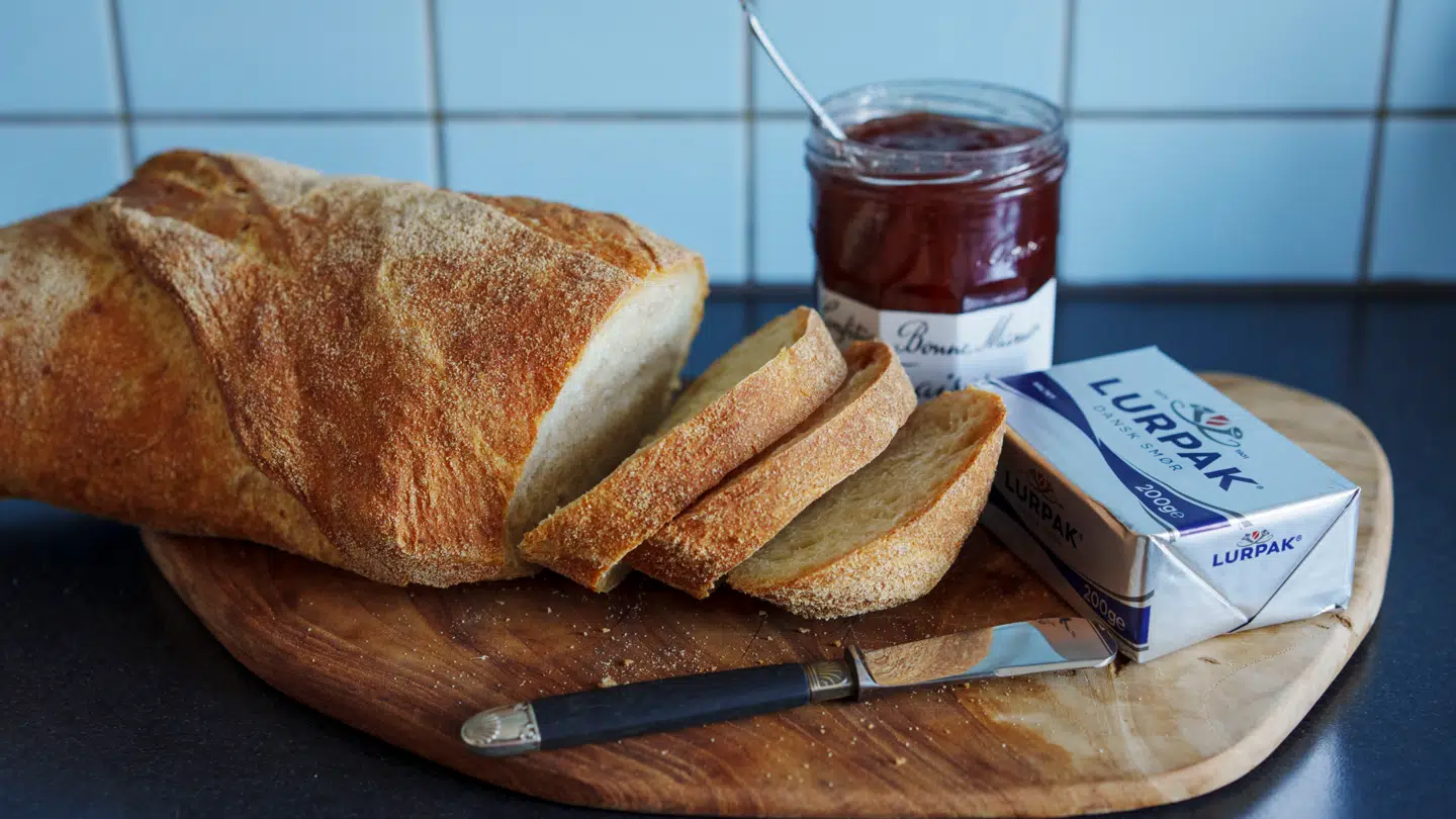 Man kan spare store penge, hvis man kigger efter tilbud på brødet. Og det gør danskerne, lyder det fra dagligvarehandlen.
