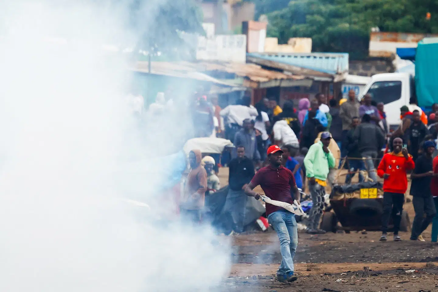 Folk demonstrerer over valg i Tanzania ved en grænseovergang til Kenya denne uge.