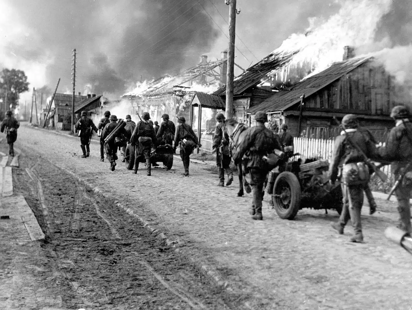 900 danskere havde allerede i juni 1941 meldt sig til Waffen-SS, men kun 75 af dem nåede at komme med fra starten i Operation Barbarossa.