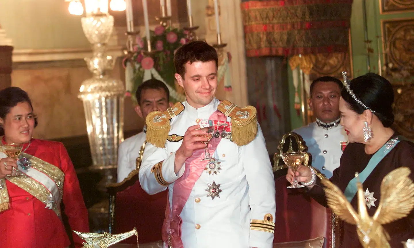 Daværende kronprins Frederik og dronning Sirikit skålede under en gallamiddag i Bangkok tilbage i februar 2001.