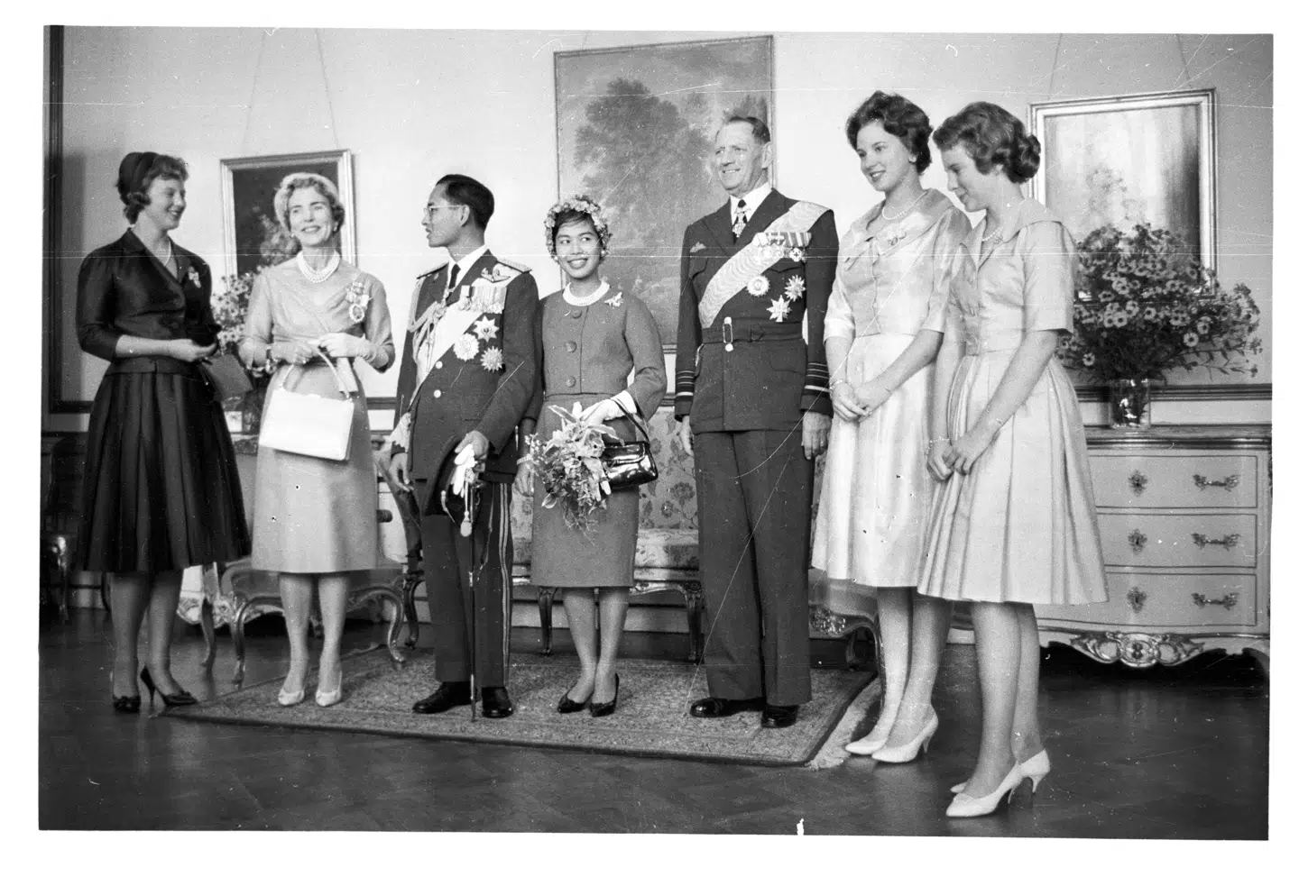 Det daværende thailandske kongepar, kong Bhumibol og dronning Sirikit, var på statsbesøg i Danmark tilbage i 1960, hvor den nu afdøde dronning af Thailand blev tildelt Elefantordenen.
