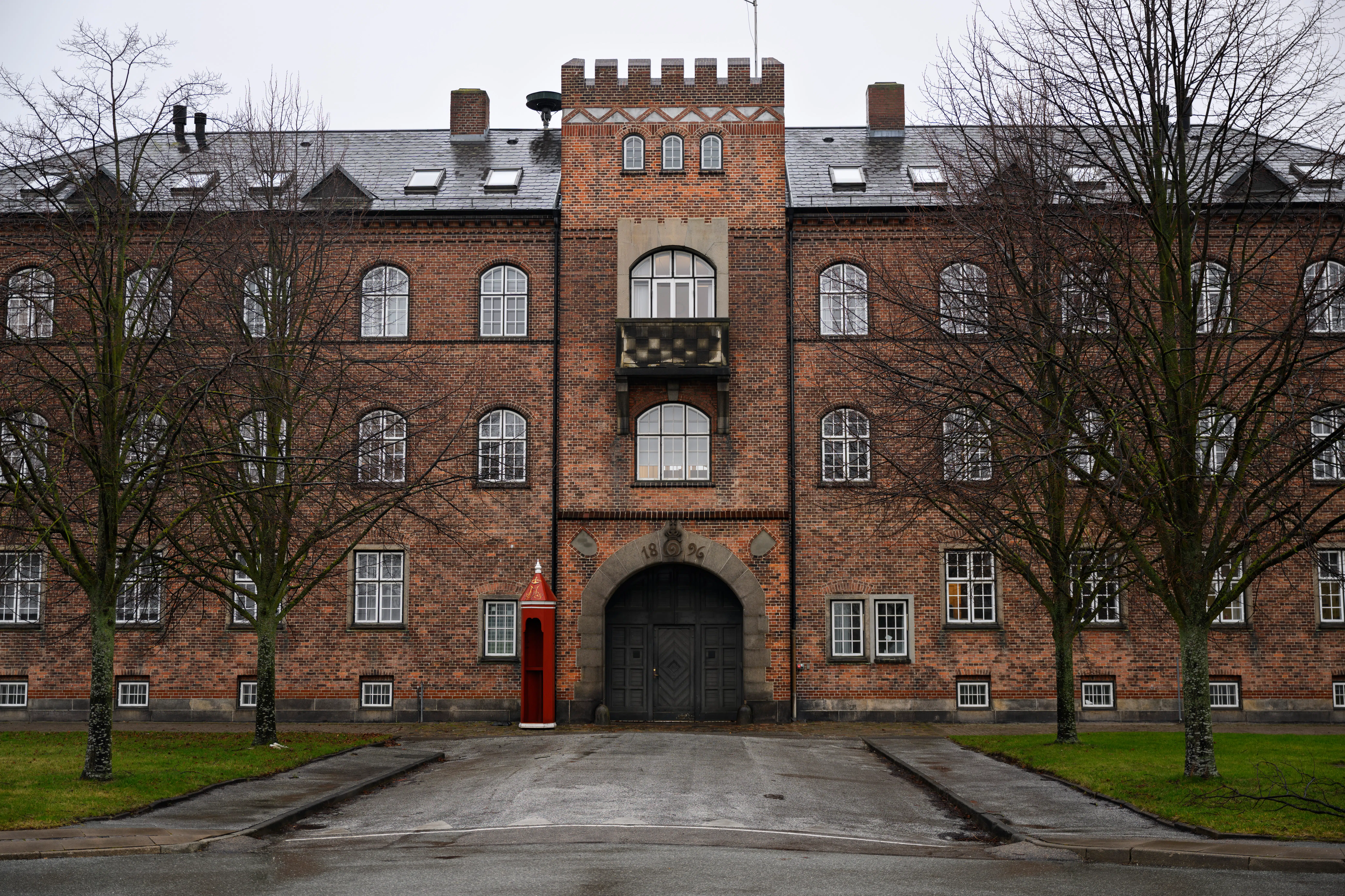 Midt i historisk milliardoprustning føler landets førende militæreksperter sig presset til tavshed