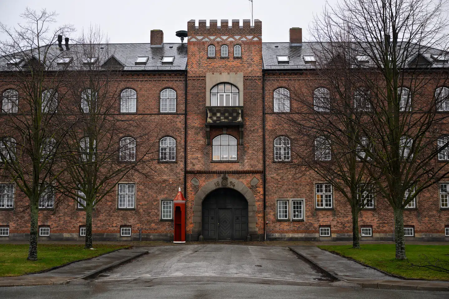 Inde bag murene på Svanemøllens Kaserne i København, hvor Forsvarsakademiet har hjemme, er stemningen dårlig. Akademiets ansatte forskere fortæller om en kultur, hvor det er ildeset, at de udtaler sig kritisk om det danske forsvar til medierne.