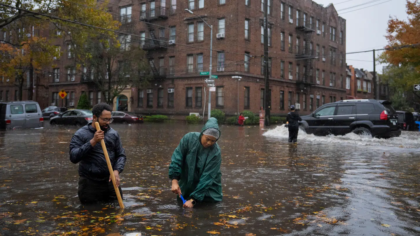 New York City har været ramt af et kraftigt regnvejr.
