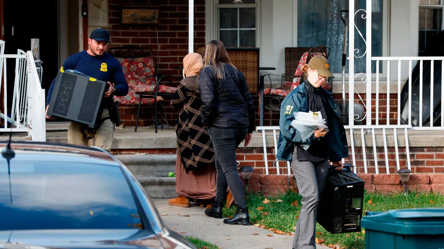 FBI-agenter fjerner objekter fra et hjem i Michigan, som man mistænker har forbindelse til det afværgede terrorangreb, som FBI forhindrede fredag.