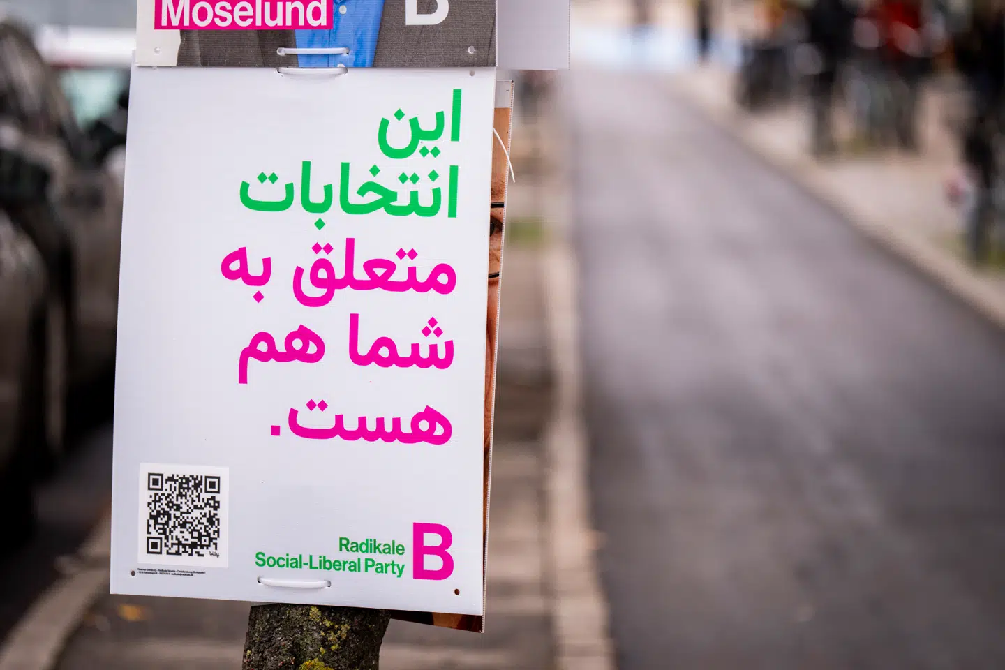 Enhedslisten og De Radikales nye valgplakater med fremmedsprog skal lokke flere i stemmeboksen.