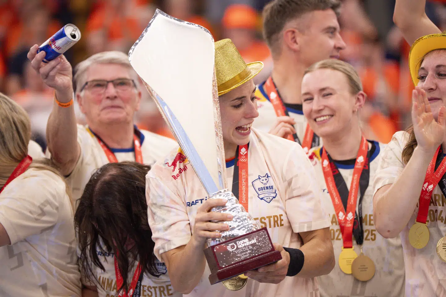 Odense-spilleren Louise Burgaard (i midten) kunne i juni fejre DM-guldet med resten af holdet. (Arkivfoto).