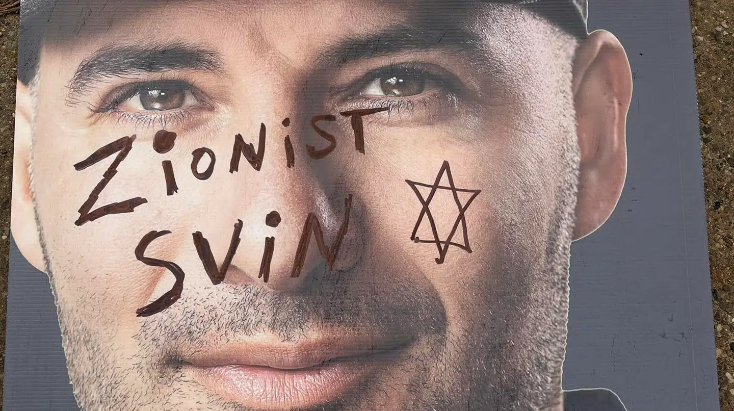 Her ses den hærværk, som en af valgplakaterne er blevet udsat for.