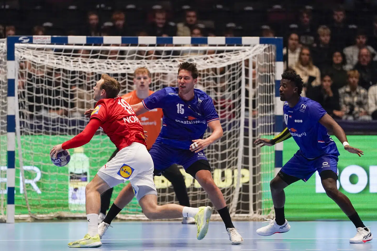 Mathias Gidsel spillede første halvleg i en lidt uvant position som playmaker, da Danmark slog Holland klart i Golden League.