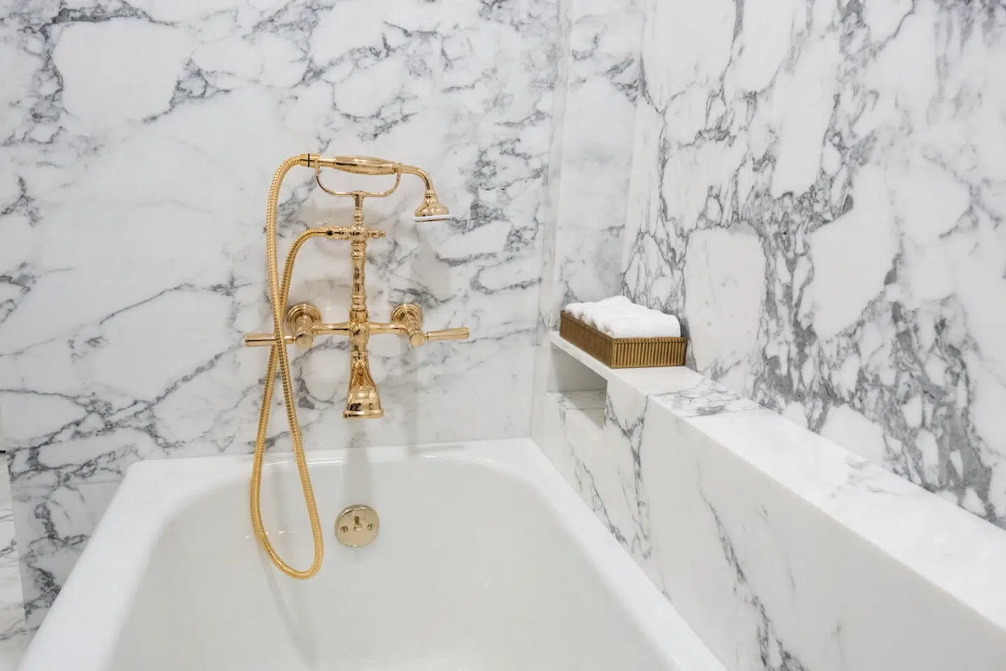 Og med guldvandhane over badekarret.