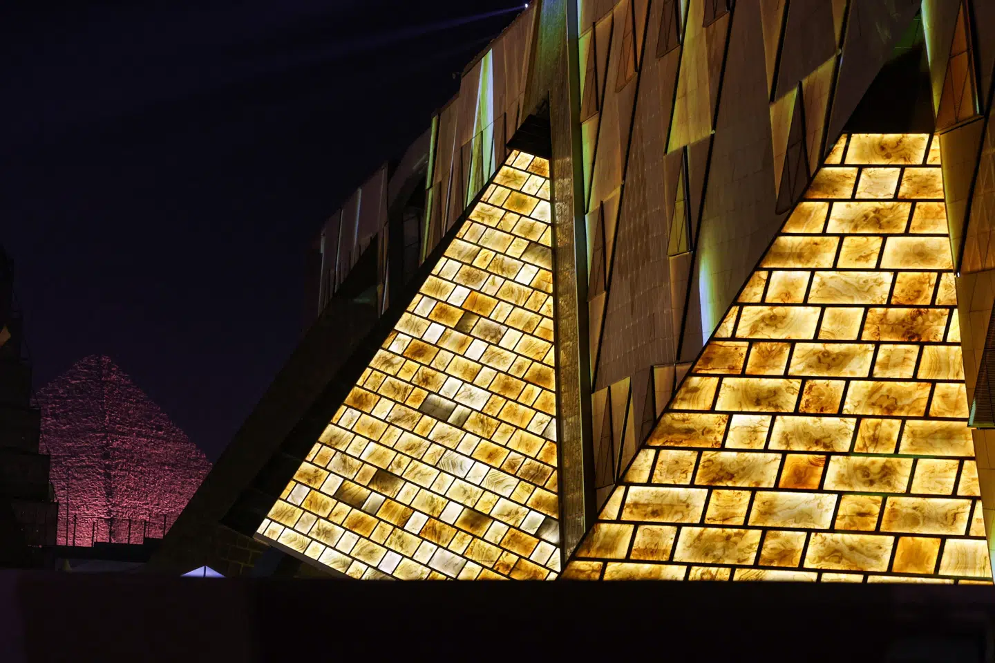 Grand Egyptian Museum med en af pyramiderne i baggrunden, på dagen hvor museet officielt bliver indviet.