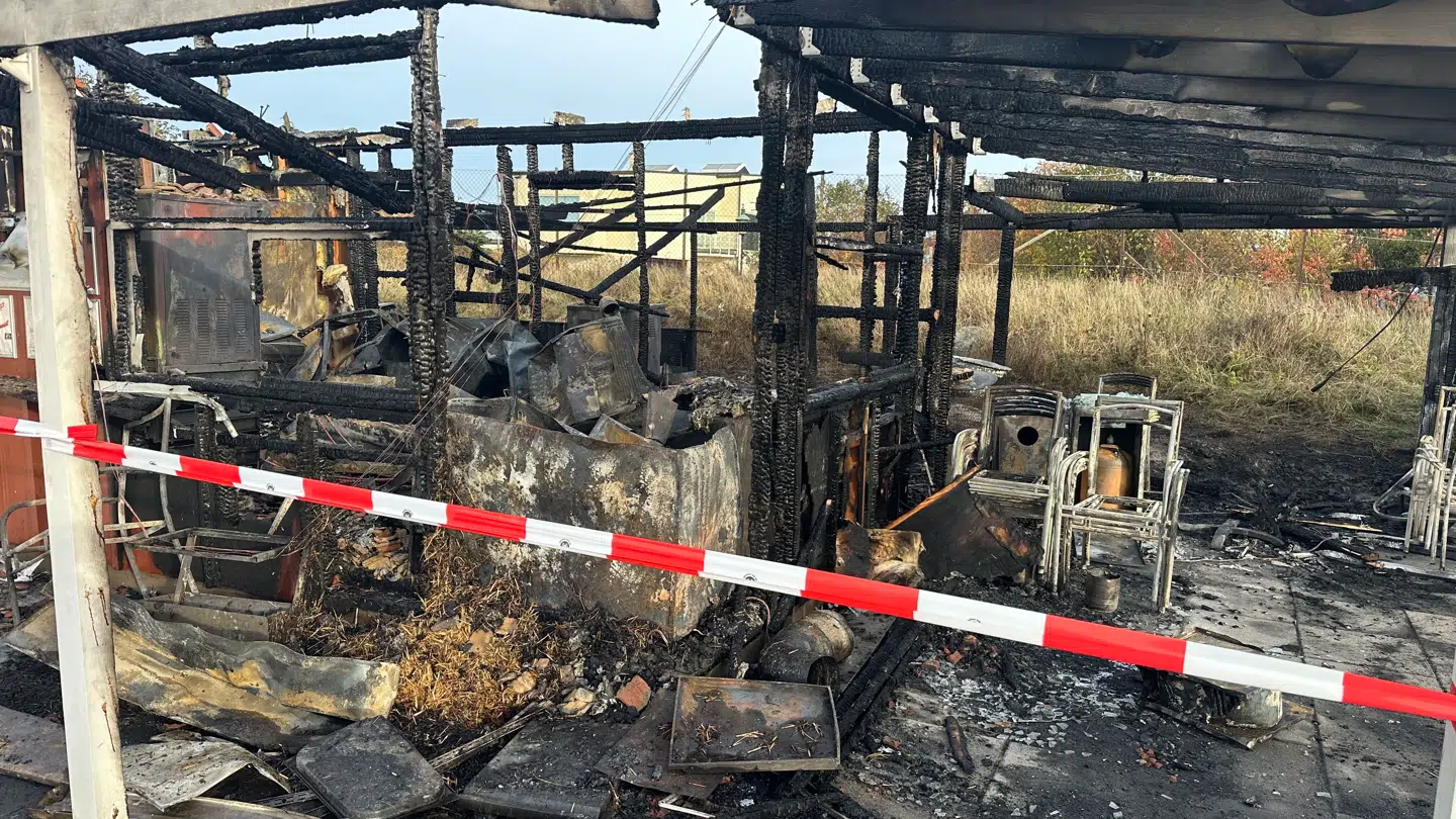 Is & Pølsehytten er næsten forsvundet efter en brand.