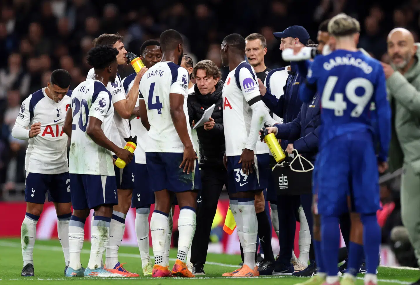 Thomas Frank giver sine spillere instrukser under lørdagens Premier League-kamp mod Chelsea.