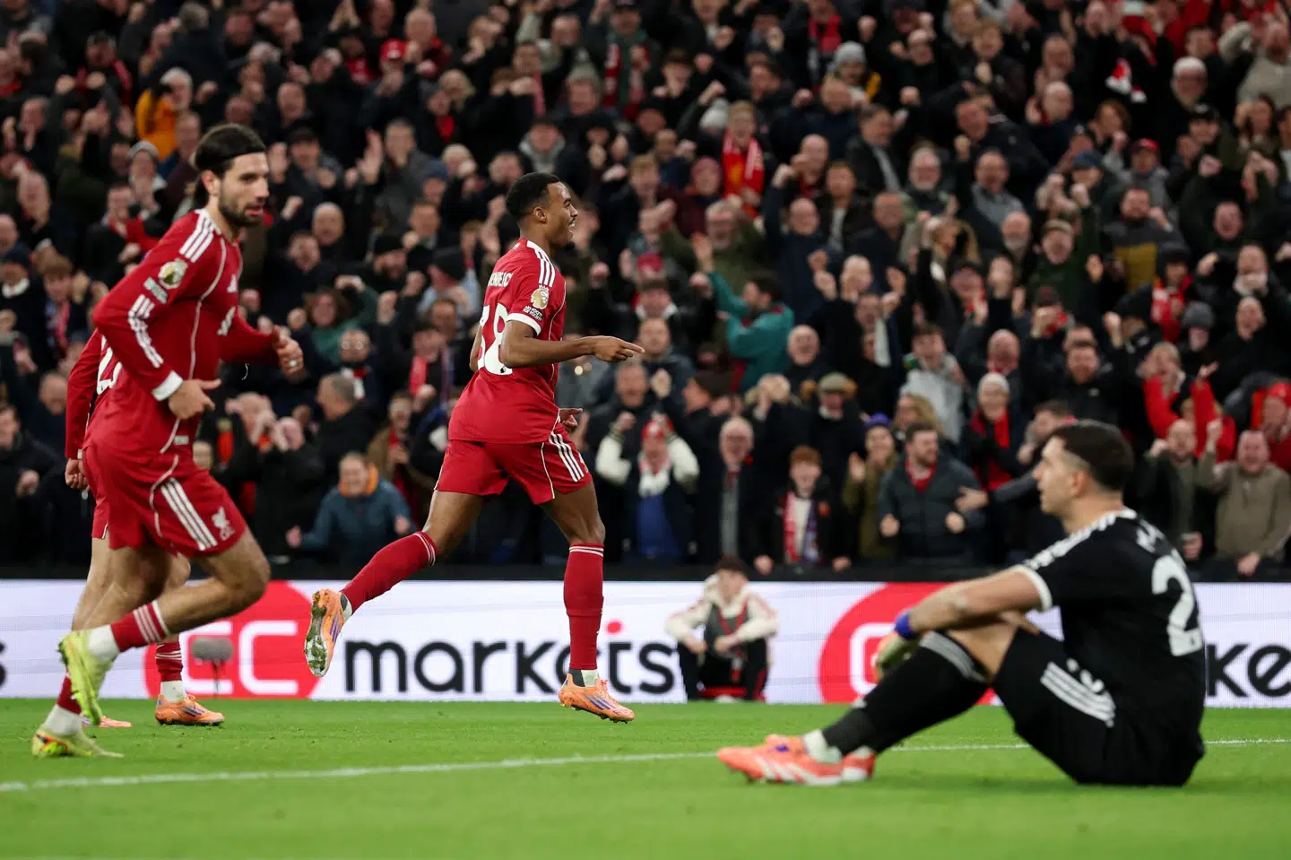 Emiliano Martínez kunne ikke gøre noget ved Ryan Gravenberchs 2-0-målet, men havde med sin "assist" til Mohamed Salah til gengæld en stor aktie i 1-0-målet.