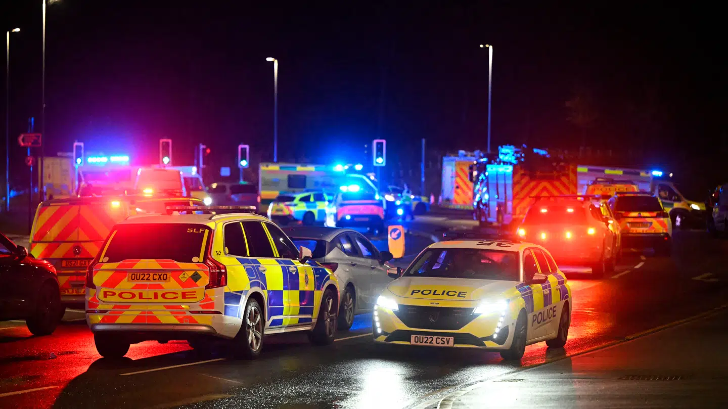 Politi og ambulancer er massivt til stede.