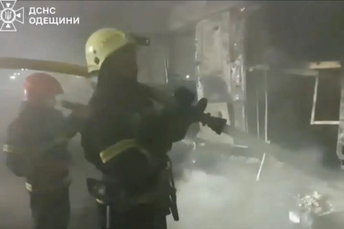 Brandfolk forsøger at slukke en brand efter et angreb på Odesa natten til søndag. Billedet stammer fra en video, som er offentliggjort af de ukrainske myndigheder.