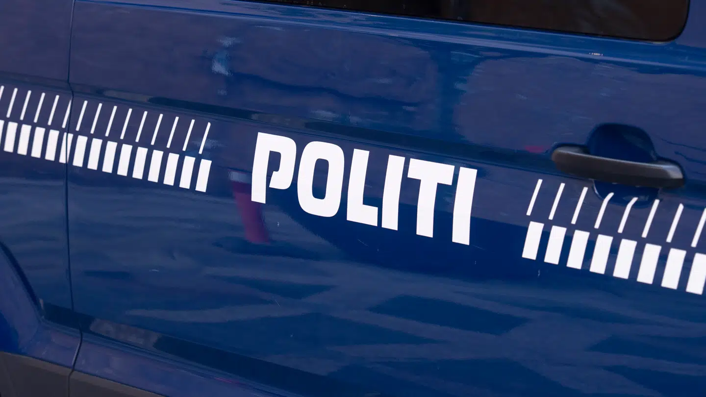 Arkivfoto. To biler kørte lørdag aften voldsomt ind i hinanden i byen Thorsø.