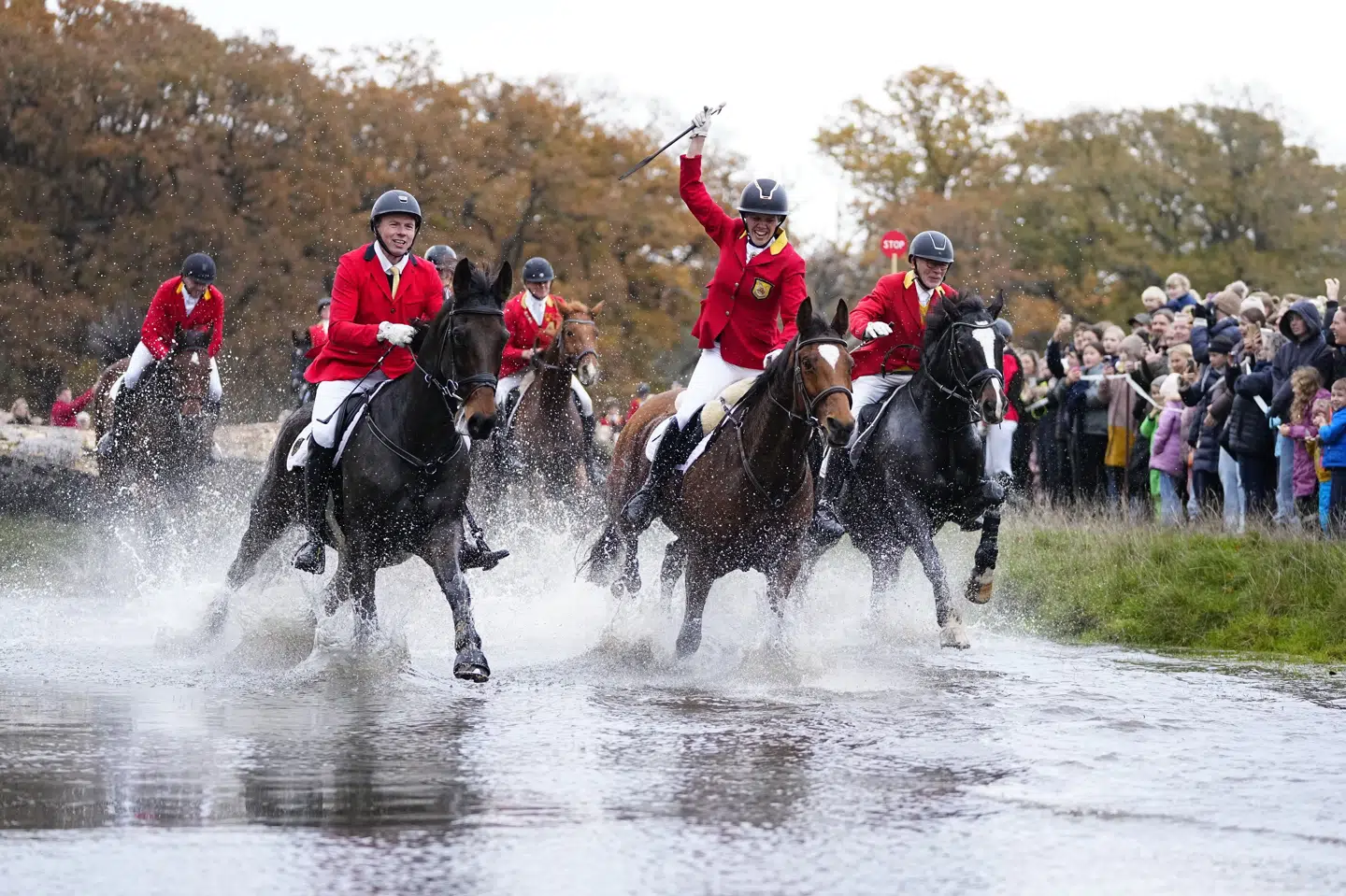 Det traditionsrige hesteløb finder altid sted første søndag i november i Dyrehaven nord for København. Et spring i Magasindammen er blandt de i alt 32 forhindringer.
