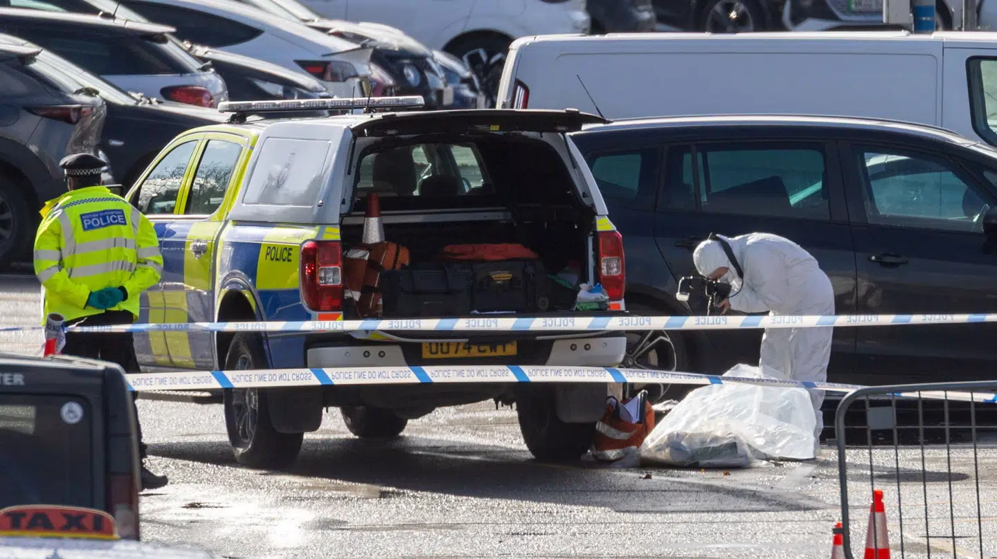 Retsmedicinske teams arbejder på gerningsstedet ved Huntington station, hvor et tog på vej til London stoppede efter at flere personer blev stukket ned.
