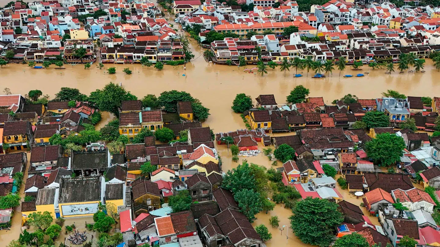 Der er faldet unaturligt store mængder vand i den turistrige by Hoi An i Vietnam.