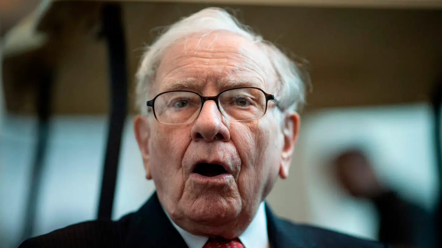 Warren Buffett har ikke travlt med at investere sin enorme pengetank i øjeblikket.