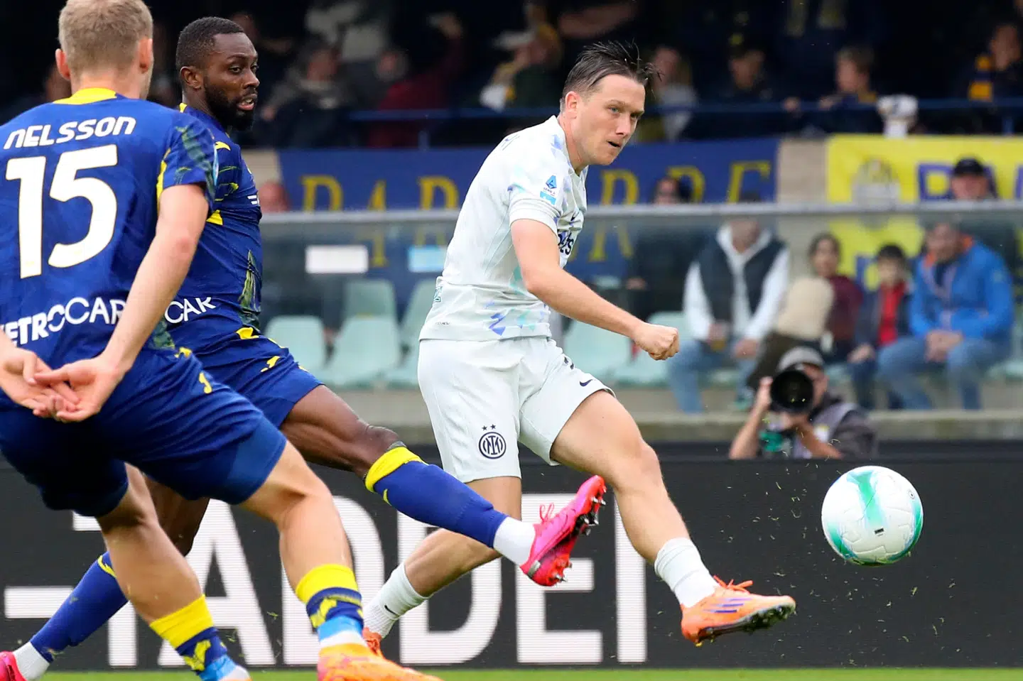 Victor Nelsson og resten af Veronas defensiv gjorde i store dele af kampen et godt stykke arbejde. I tillægstiden gik det dog galt, da forsvarskollega Martin Frese fik en uheldig hovedrolle.