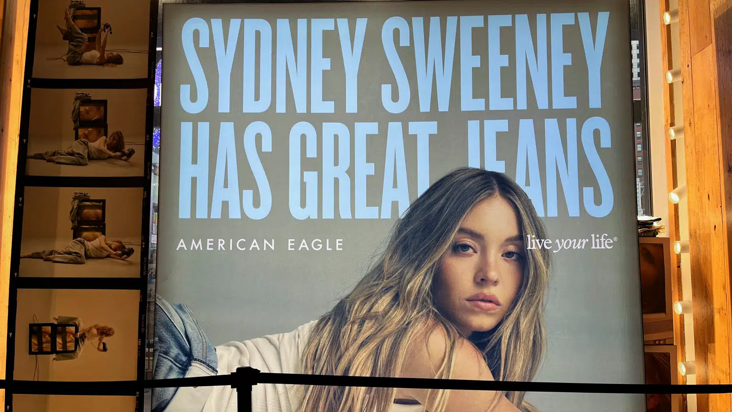 "Good Jeans" kampagnen fra jeans-mærket American Eagle er blevet skældt ud for at være racistisk.