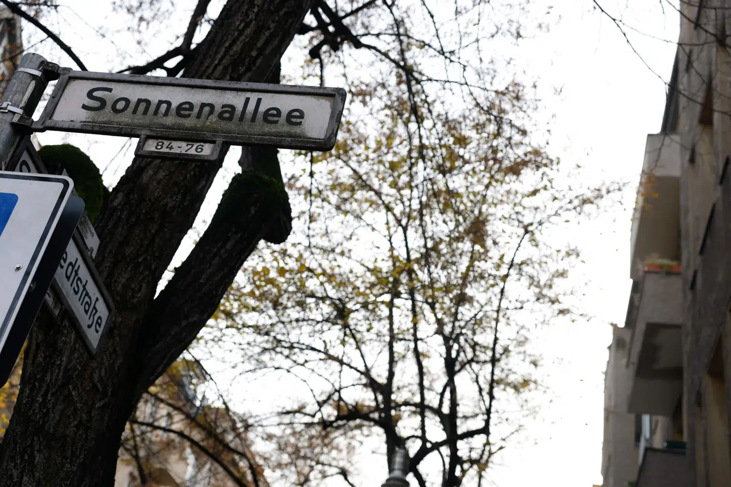 Ifølge mediet B.Z. var det blandt andet en adresse på Sonnenallee i Neukölln, der blev gennemsøgt af tysk specialpoliti lørdag. To andre adresser blev også gennemsøgt, men hvor en 22-årig syrisk mand blev anholdt, vides ikke.