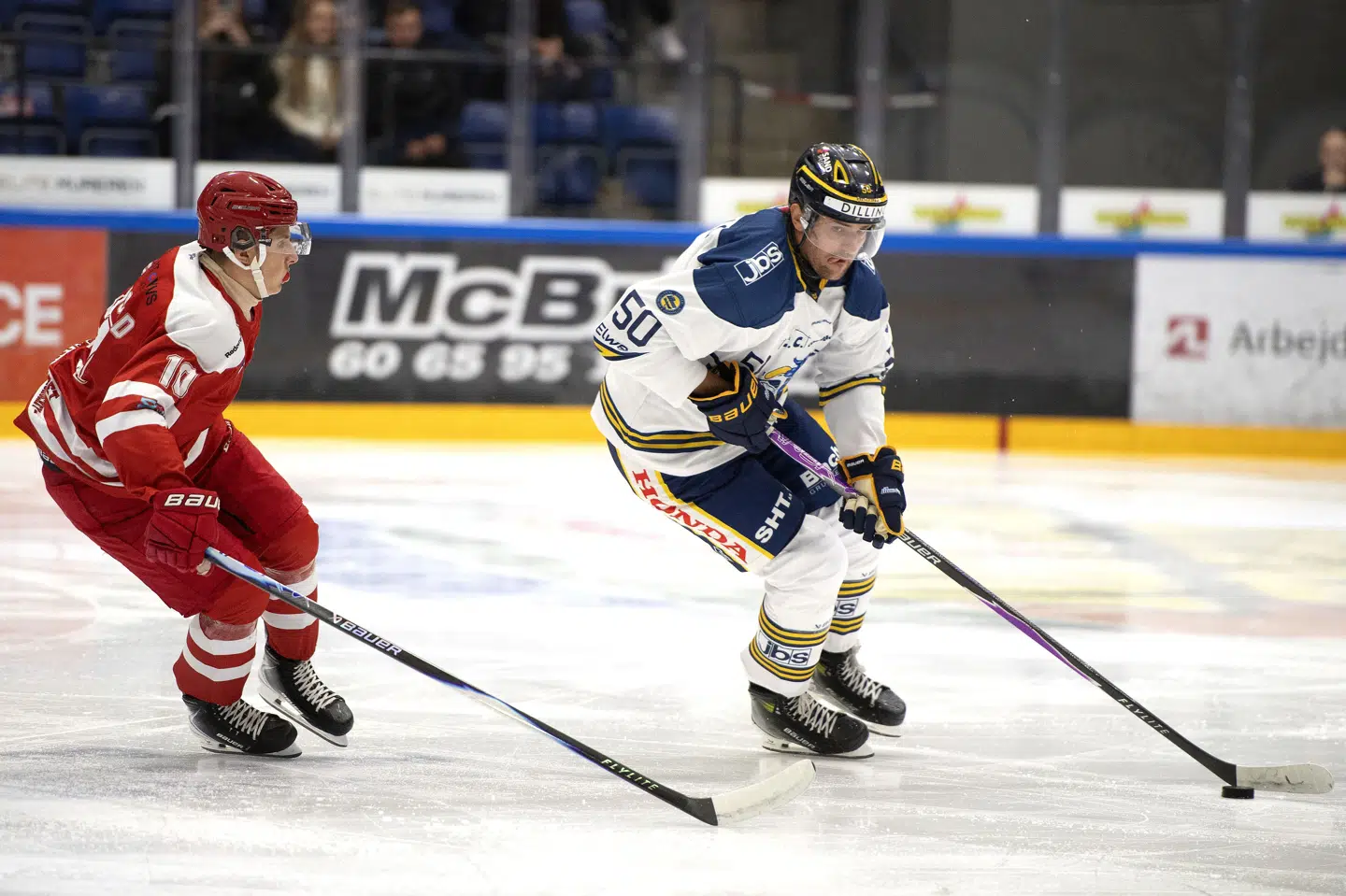 Mathias Bau (til højre) scorede Hernings første mål i topkampen mod Herlev. (Arkivfoto).