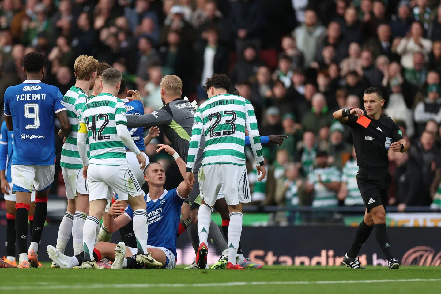 Kasper Schmeichel havde travlt med at holde sine holdkammerater væk fra problemerne, da Rangers-nordmanden Thelo Aasgaard fik rødt kort.